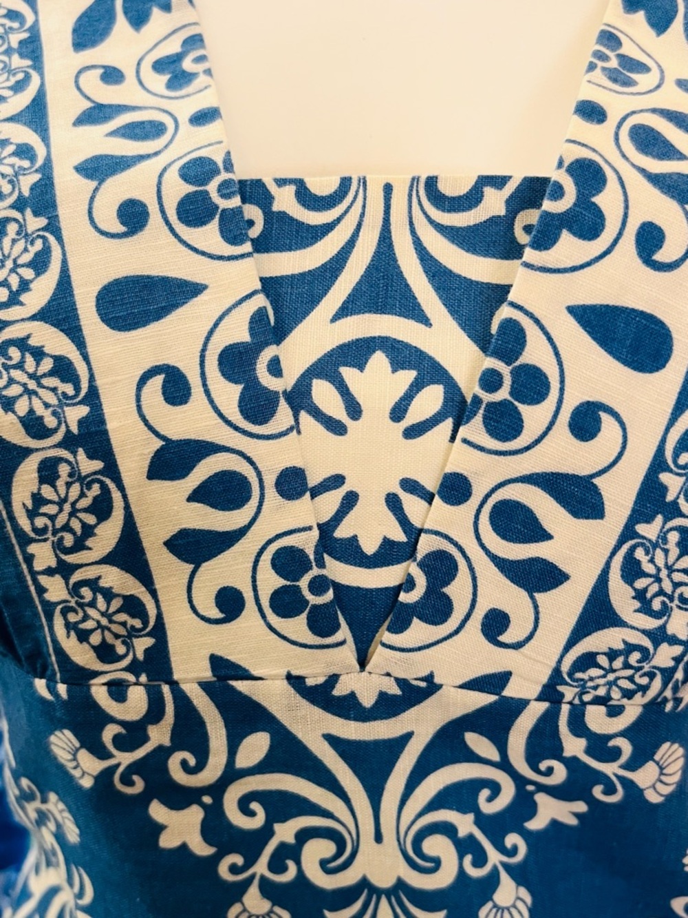 Ann Taylor Blue White Damask Shift Dress Size 2 Medallion Print V Neck - Picture 2 of 5